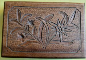 Boite à Timbres 14 x 9.5 en bois sculpté