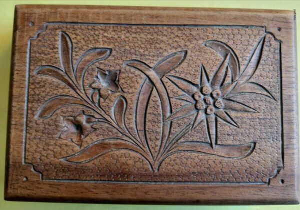 Boite à Timbres 14 x 9.5 en bois sculpté