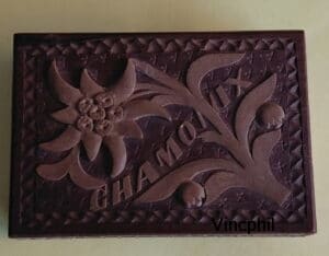 Boite à Timbres 6 x 4.5 en bois sculpté Chamonix