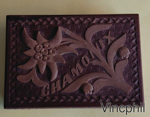 Boite à Timbres 6 x 4.5 en bois sculpté Chamonix